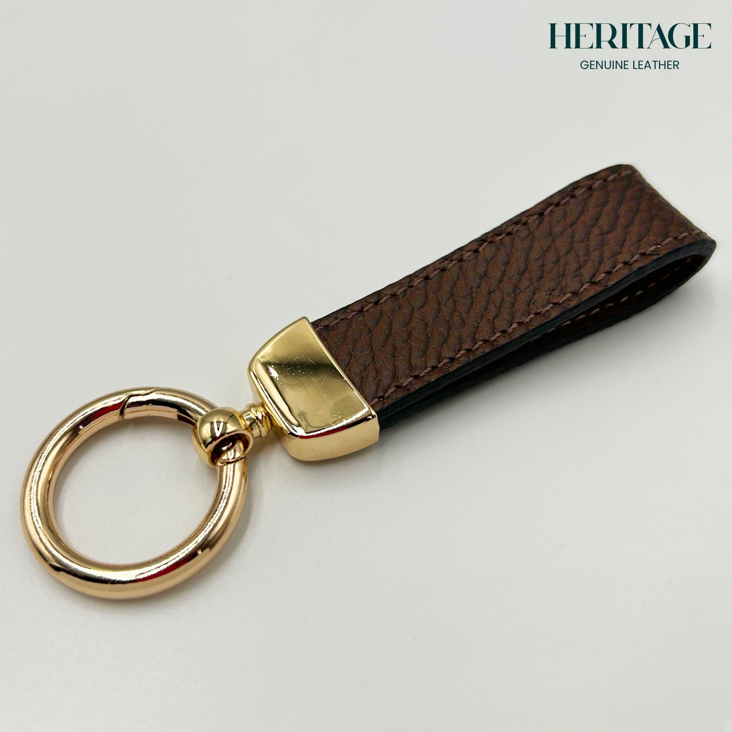 Llavero Metálico Dorado con Correa en Cuero Granulado Café Heritage