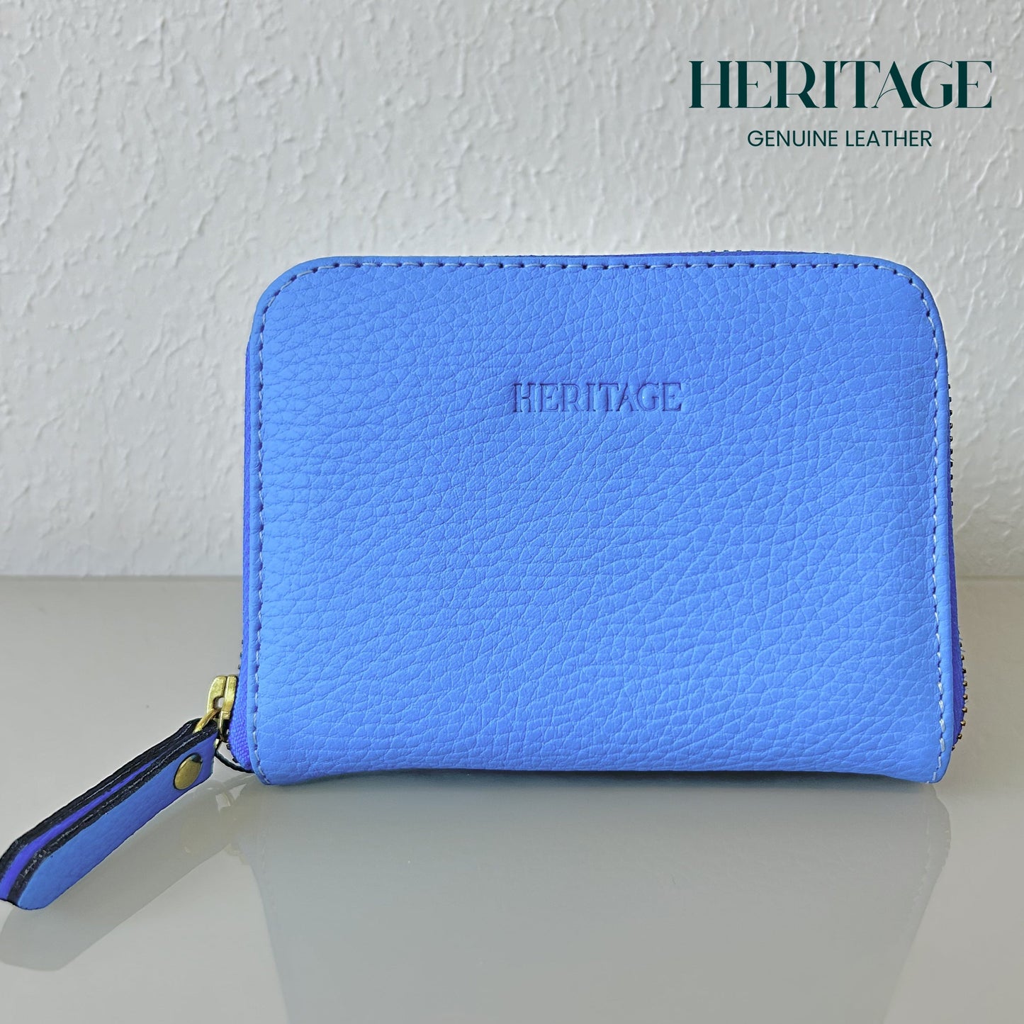 https://cdn.shopify.com/s/files/1/0847/9460/5873/files/Billetera_Pequena_con_Cierre_en_Cuero_Granulado_CELESTE_2.jpg?v=1729002673