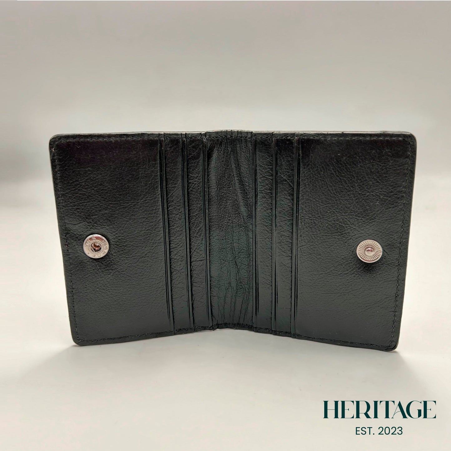 Tarjetero con Broche Cuero Granulado Café Heritage