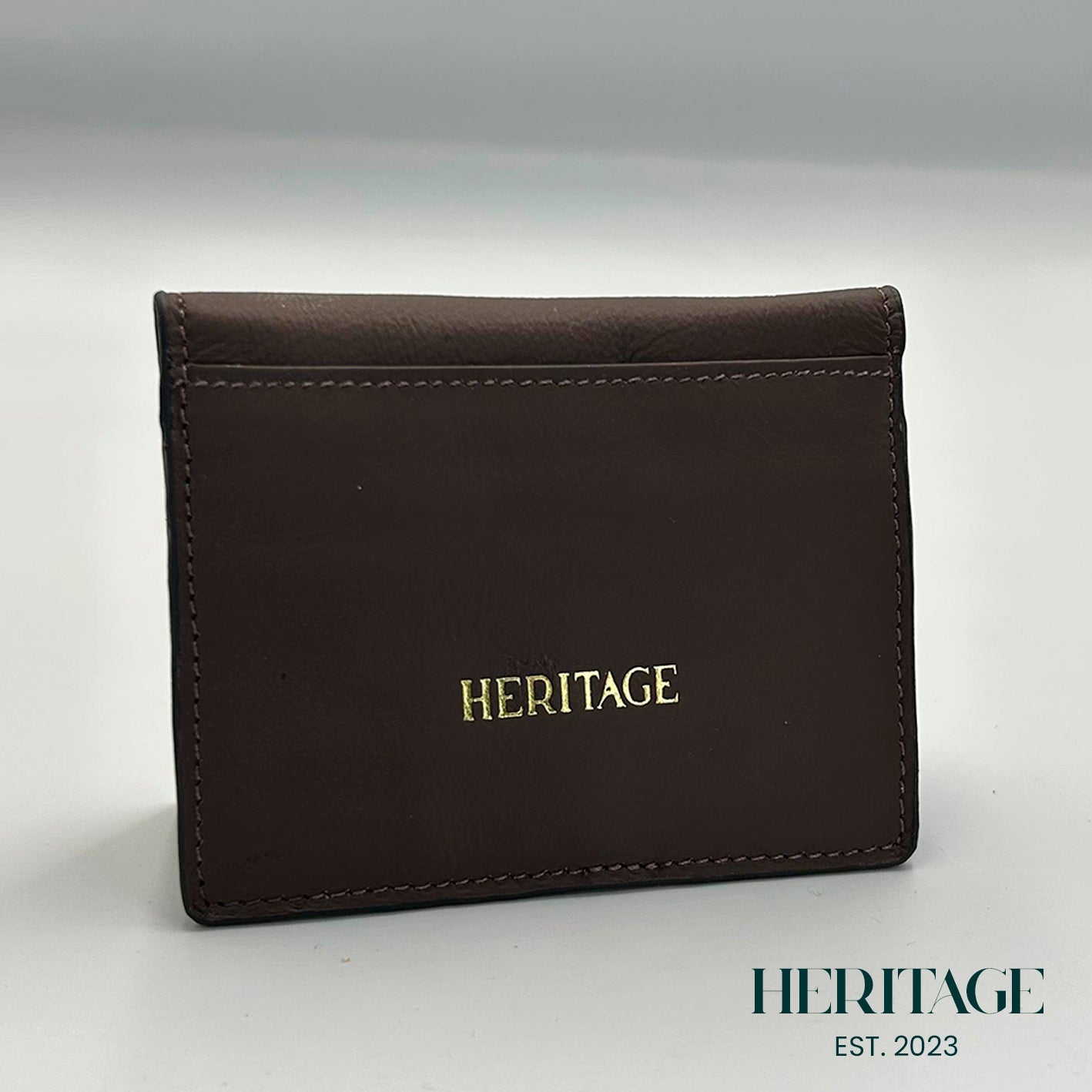 Tarjetero con Broche Cuero Liso Café Heritage