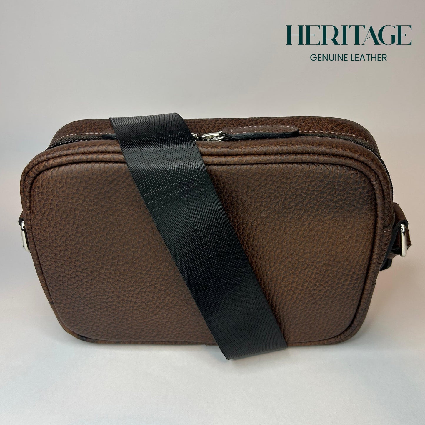 Camera Bag con Cinta en Cuero Granulado Cafe Heritage