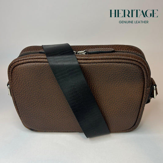 Camera Bag con Cinta en Cuero Granulado Cafe Heritage