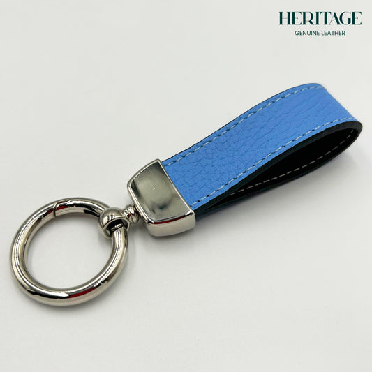 Llavero Metálico Plata con Correa en Cuero Granulado Celeste Heritage