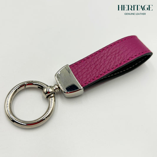 Llavero Metálico Plata con Correa en Cuero Granulado Fucsia Heritage