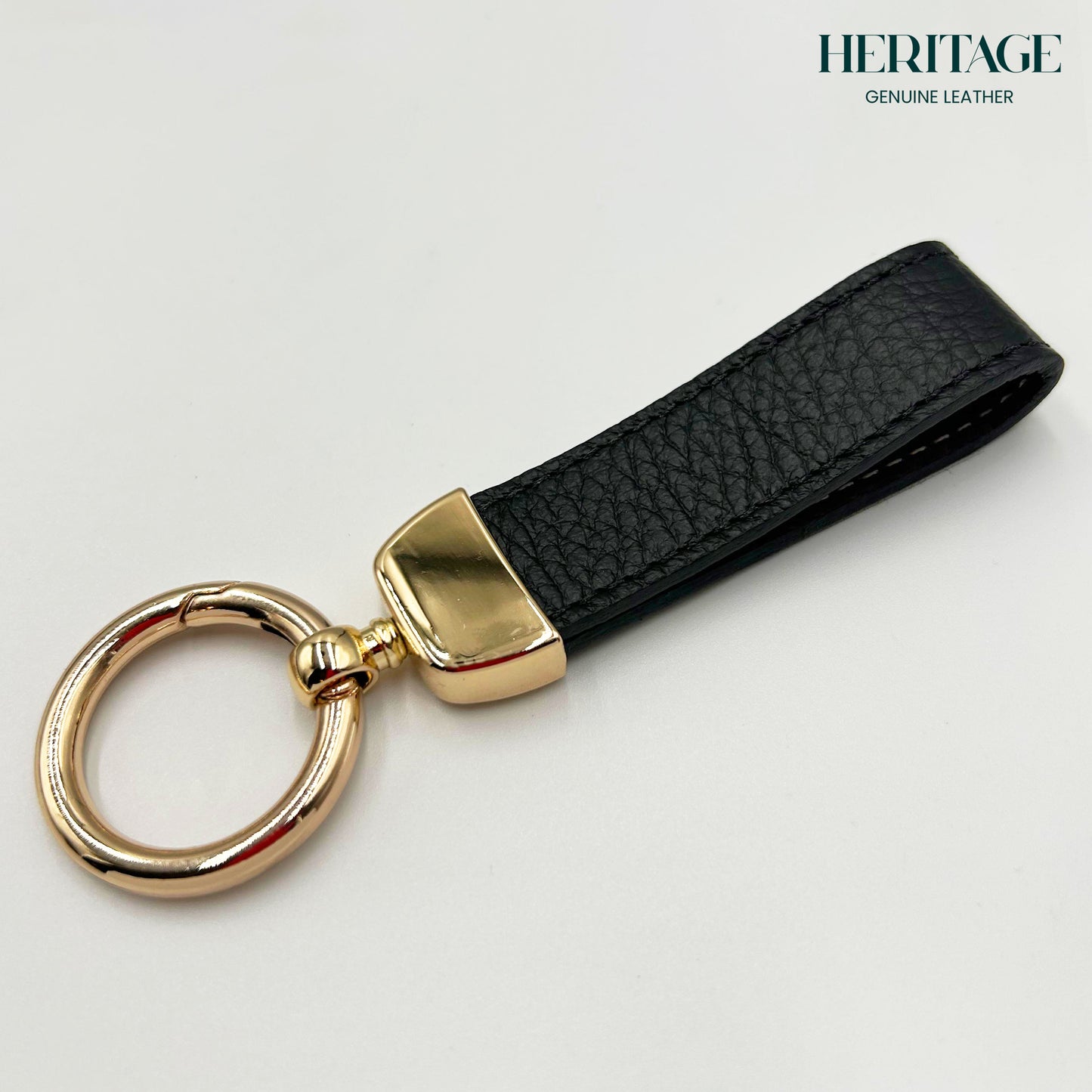 Llavero Metálico Dorado con Correa en Cuero Granulado Negro Heritage